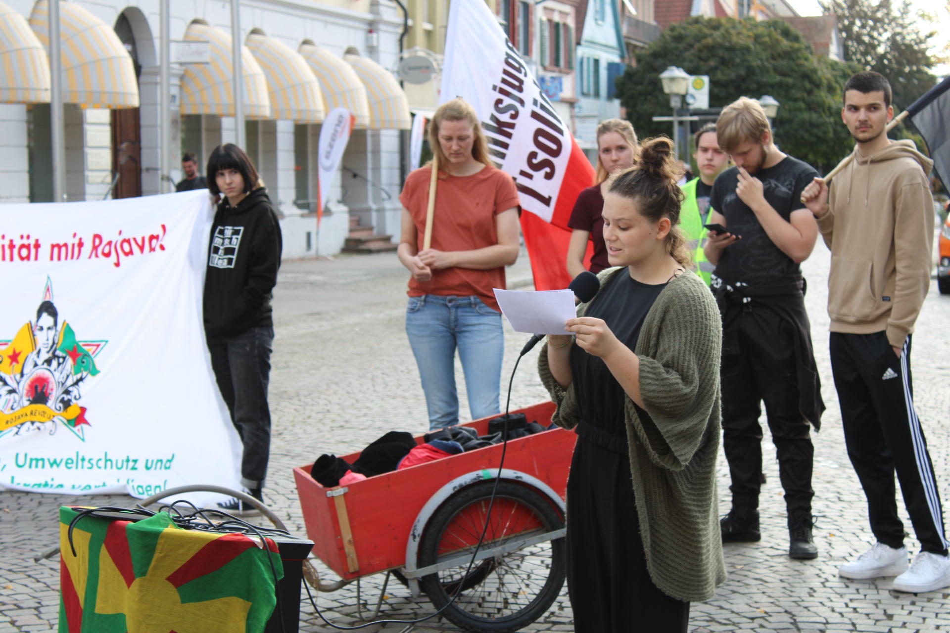 Lara´ s Rede findet beim Publikum Anklang (Bild: Neulandkrieger Pictures)