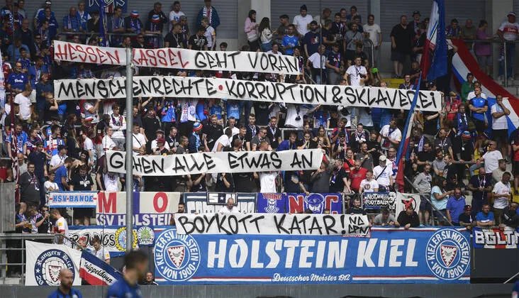 Holstein Kiel (Foto: https://twitter.com/boycottqatar22)